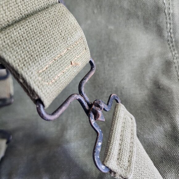 Vintage Army surplus green canvas backpack - Picture 7 of 13